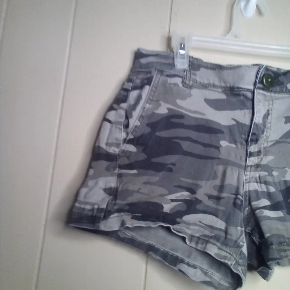Express Shorts 2 Mid Rise Camo Green Black